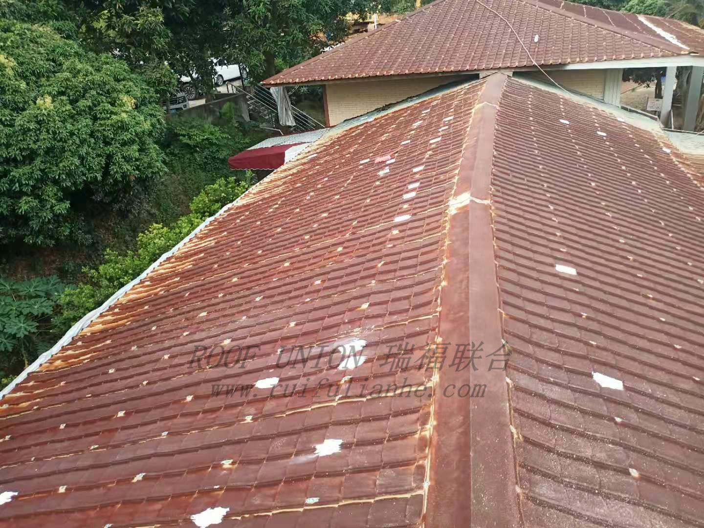  广东某大型贸易公司彩钢瓦屋面防腐隔热翻新工程